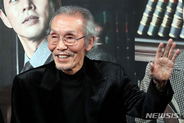 [서울=뉴시스] 박진희 기자 = 넷플릭스 시리즈 '오징어 게임'의 배우 오영수가 9일(현지 시각) 미국 로스앤젤레스 비벌리힐즈 호텔에서 열린 제79회 골든 글로브(Golden Globe) 시상식 TV 남우조연상 부문에서 남우조연상을 받았다. 사진은 지난해 12월 8일 서울 종로구 예스24스테이지에서 열린 연극 '라스트 세션' 기자간담회에 참석한 모습. 2022.01.10. pak7130@newsis.com