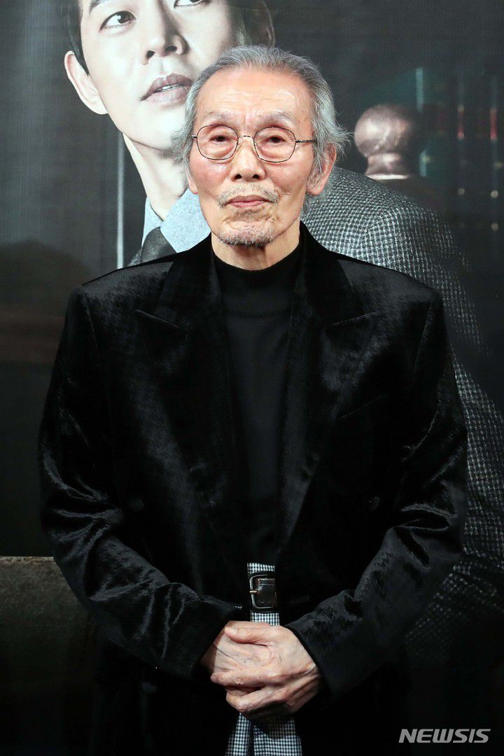 [서울=뉴시스] 박진희 기자 = 넷플릭스 시리즈 '오징어 게임'의 배우 오영수가 9일(현지 시각) 미국 로스앤젤레스 비벌리힐즈 호텔에서 열린 제79회 골든 글로브(Golden Globe) 시상식 TV 남우조연상 부문에서 남우조연상을 받았다. 사진은 지난해 12월 8일 서울 종로구 예스24스테이지에서 열린 연극 '라스트 세션' 기자간담회에 참석한 모습. 2022.01.10. pak7130@newsis.com