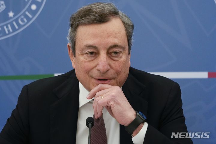 [로마=AP/뉴시스] 마리오 드라기 이탈리아 총리가 10일(현지시간) 로마에서 기자회견을 하고 있다. 2022.01.11.