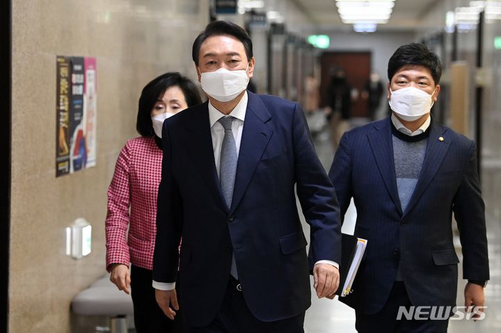 [서울=뉴시스] 최진석 기자 = 윤석열 국민의힘 대선 후보가 11일 서울 여의도 국회에서 열린 코로나19 실내공기 과학적 방역관리 방안과 대안 모색 토론회에 참석하고 있다. (공동취재사진) 2022.01.11. photo@newsis.com