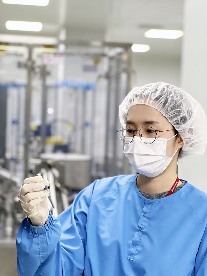 SK바이오사이언스 직원이 안동 L하우스에서 생산된 뉴백소비드를 확인하고 있다. (사진=SK바이오사이언스 제공)  *재판매 및 DB 금지