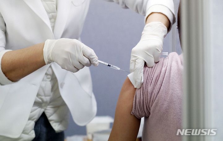 [서울=뉴시스] 홍효식 기자 = 지난 12일 서울 광진구 강변테크노마트 5층에 마련된 코로나19 백신 찾아가는 접종센터에서 2차 접종 완료 후 3개월 지난 대상자들이 부스터샷을 맞고 있다. 2022.01.19. yesphoto@newsis.com