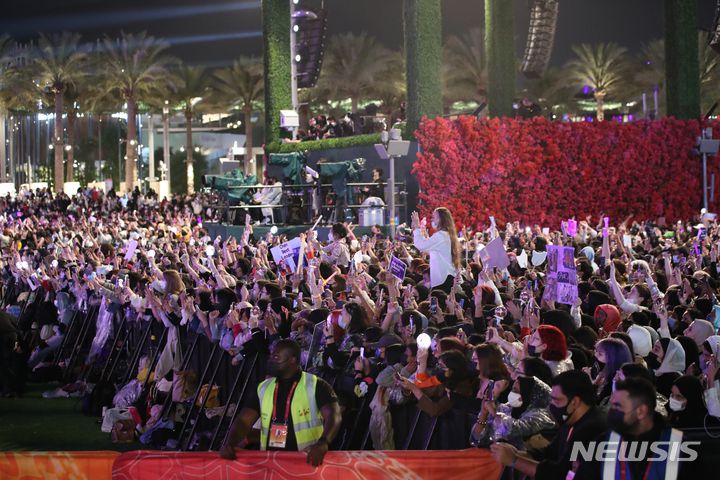 [두바이=뉴시스] 김진아 기자 =  16일(현지시간) 아랍에미리트 두바이 엑스포 쥬빌리공원에서 열린 K-POP 콘서트에서 관람객들이 그룹 스트레이 키즈의 공연을 보며 환호하고 있다. 2022.01.17. bluesoda@newsis.com