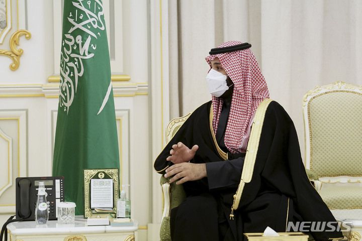 [리야드=뉴시스] 김진아 기자 = 무함마드 빈 살만 왕세자가 18일(현지시각) 사우디아라비아 리야드 야마마궁에서  문재인 대통령과 공식회담을 하고 있다. 2022.01.18. bluesoda@newsis.com