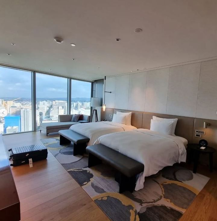 그랜드 하얏트 제주 코너 스위트의 침실(이홍기 인스타그램) *재판매 및 DB 금지