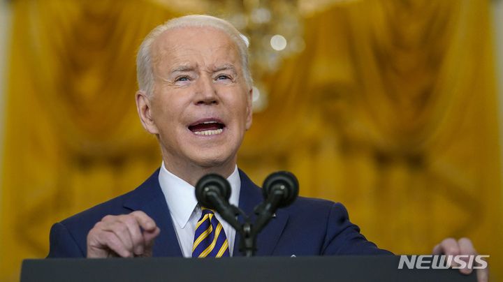 [워싱턴=AP/뉴시스] 조 바이든 미국 대통령이 19일(현지시간) 워싱턴 백악관의 이스트룸에서  기자회견 하고 있다. 바이든 대통령은 우크라이나 침공 위기에 대해 "러시아에 재앙이 될 것"이라며 "러시아와 그 경제에 비싼 대가를 부과하고 상당한 피해를 줄 준비가 됐다"라고 경고했다. 2022.01.20.