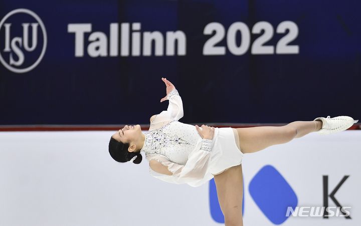 [탈린=AP/뉴시스] 이해인이 20일(현지시간) 에스토니아 탈린의 톤디라바 아이스 홀에서 열린 국제빙상경기연맹(ISU) 피겨스케이팅 4대륙 선수권대회 여자 싱글 쇼트 프로그램에  출전해 연기하고 있다. 이해인은 기술점수(TES) 37.89, 예술점수(PCS) 32.08 합계 69.97로 2위를 기록했다. 2022.01.21.