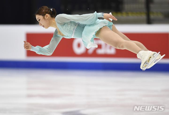 [탈린=AP/뉴시스] 김예림이 20일(현지시간) 에스토니아 탈린의 톤디라바 아이스 홀에서 열린 국제빙상경기연맹(ISU) 피겨스케이팅 4대륙 선수권대회 여자 싱글 쇼트 프로그램에  출전해 연기하고 있다. 김예림은 기술점수(TES) 36.34, 예술점수(PCS) 32.59 합계 68.93으로 3위를 기록했다. 2022.01.21.