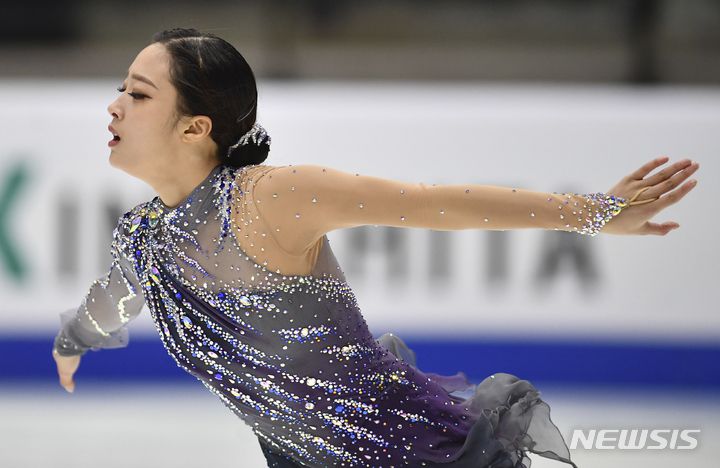 [탈린=AP/뉴시스] 유영이 20일(현지시간) 에스토니아 탈린의 톤디라바 아이스 홀에서 열린 국제빙상경기연맹(ISU) 피겨스케이팅 4대륙 선수권대회 여자 싱글 쇼트 프로그램에  출전해 연기하고 있다. 유영은 기술점수(TES) 35.20점, 예술점수(PCS) 32.66점 합계 67.86점으로 4위를 기록했다. 2022.01.21.
