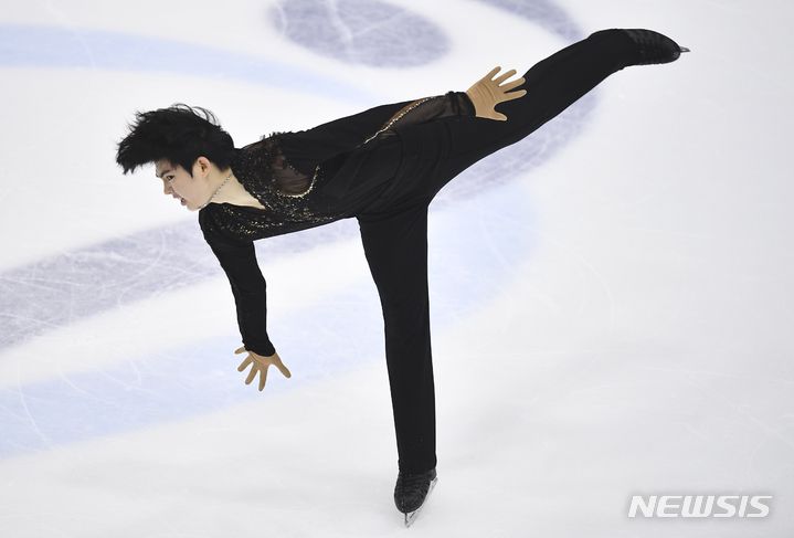 [탈린=AP/뉴시스] 차준환이 21일(한국시간) 에스토니아 탈린의 톤디라바 아이스 홀에서 열린 2022 국제빙상경기연맹(ISU) 피겨스케이팅 4대륙선수권대회 남자 싱글 쇼트프로그램에서 연기를 펼치고 있다. 2022.01.24