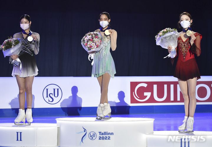 [탈린=AP/뉴시스] 이해인(왼쪽)과 김예림(오른쪽)이 22일(현지시간) 에스토니아 탈린의 톤디라바 아이스 홀에서 막을 내린 국제빙상경기연맹(ISU) 피겨스케이팅 4대륙 선수권대회에서  2,3위를 기록해 시상대에 올라 포즈를 취하고 있다. 1위는 미하라 마이(일본)가 차지했다. 2022.01.23.