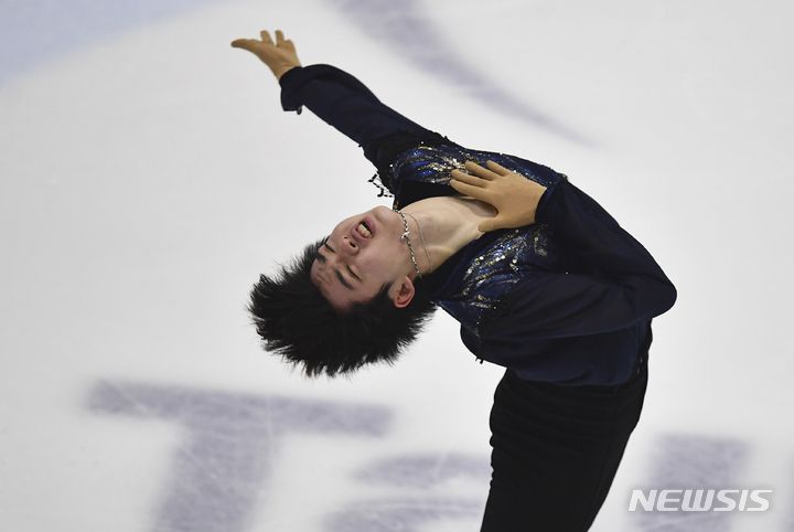 [탈린=AP/뉴시스] 차준환이 23일(현지시간) 에스토니아 탈린의 톤디라바 아이스 홀에서 열린 2022 국제빙상연맹(ISU) 4대륙선수권대회 남자 싱글 프리스케이팅에서 연기를 펼치고 있다. 차준환은 기술점수(TES) 86.48, 예술점수(PCS) 88.78로 174.26점을 받아 전날 쇼트 프로그램 98.96점과 합쳐 273.22점으로 우승해 한국 선수 사상 처음으로 4대륙 대회 메달을 따냈다. 2022.01.24.
