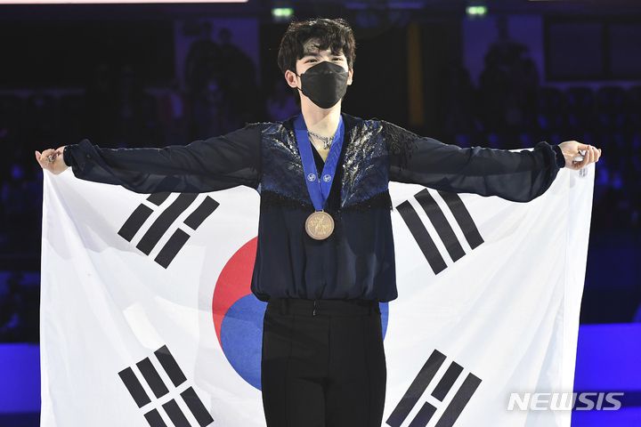 [탈린=AP/뉴시스] 차준환이 23일(현지시간) 에스토니아 탈린의 톤디라바 아이스 홀에서 열린 2022 국제빙상연맹(ISU) 4대륙선수권대회에서 우승한 후 태극기를 들고 포즈를 취하고 있다. 차준환은 남자 싱글 프리스케이팅에서 기술점수(TES) 86.48, 예술점수(PCS) 88.78로 174.26점을 받아 전날 쇼트 프로그램 98.96점과 합쳐 273.22점으로 우승해 한국 선수 사상 처음으로 4대륙 대회 메달을 따냈다. 2022.01.24.