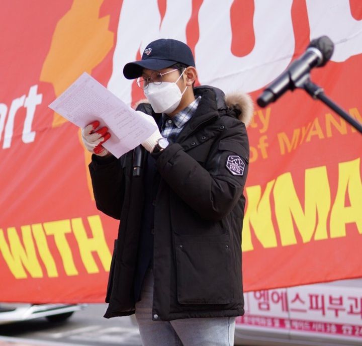 [서울=뉴시스]정유선기자=경남미얀마교민회장 네옴(31)씨가 지난 23일 경남 창원역 앞에서 열린 미얀마 민주주의를 위한 시위에서 발언하고 있다. 2022. 1. 30. (사진=본인 제공) *재판매 및 DB 금지