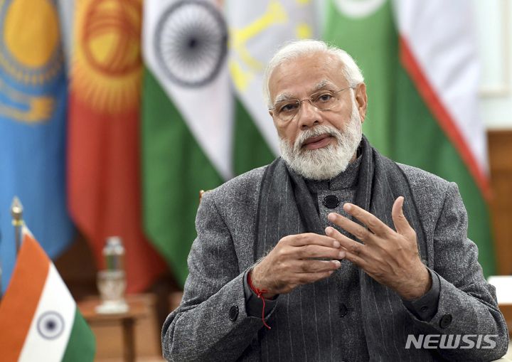 [뉴델리=AP/뉴시스] 나렌드라 모디 인도 총리가 지난 1월 27일(현지시간) 인도 뉴델리에서 열린 중앙아시아 국가 정상들과의 화상 회담에 참석해 연설하고 있다. 2022.03.08.