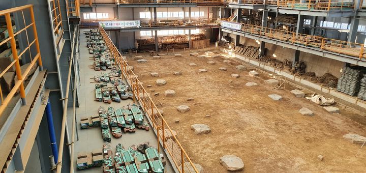 국보 제304호 진남관의 해체 보수 공사가 진행중이다. 현재는 초석 설치를 완료했으며 다음 단계로 기둥을 세우고 조립하는 작업이 진행된다. 여수시 제공 *재판매 및 DB 금지