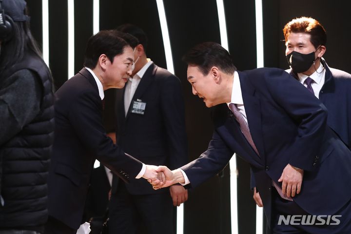 [서울=뉴시스] 국회사진기자단 = 윤석열 국민의힘 대선 후보와 안철수 국민의당 대선 후보가 3일 서울 여의도 KBS에서 열린 방송 3사 합동 초청 '2022 대선 후보 토론'에 앞서 인사하고 있다. 2022.02.03. photo@newsis.com