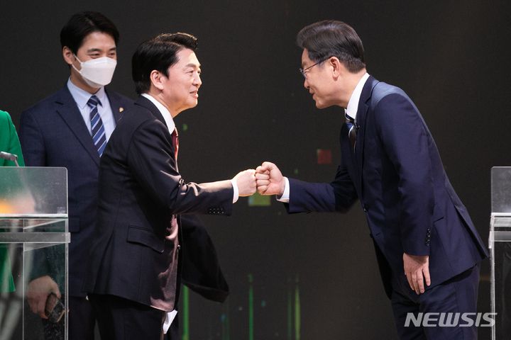 [서울=뉴시스] 국회사진기자단 = 이재명 더불어민주당, 안철수 국민의당 대선 후보가 3일 서울 여의도 KBS에서 열린 방송 3사 합동 초청 '2022 대선 후보 토론'에 앞서 인사하고 있다. 2022.02.03. photo@newsis.com