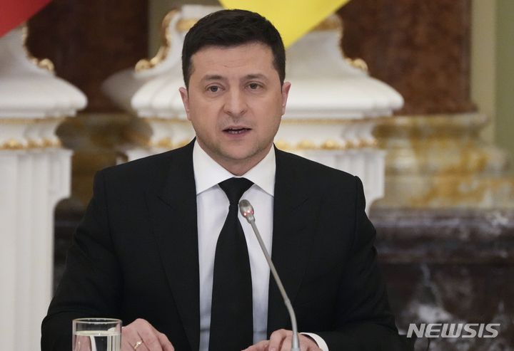 [키예프=AP/뉴시스] 볼로디미르 젤렌스키 우크라이나 대통령이 지난 3일(현지시간) 우크라이나 키예프에서 레제프 타이이프 에르도안 터키 대통령과의 회담 후 공동 기자회견을 하고 있다. 2022.02.14.