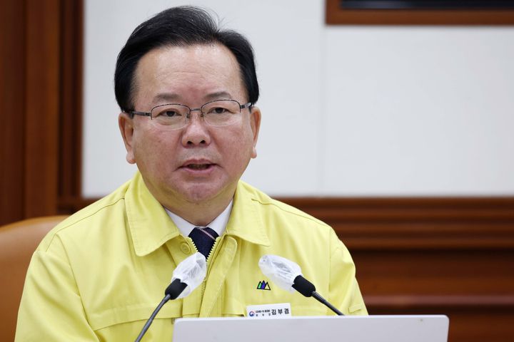 [서울=뉴시스] 김명원 기자 = 김부겸 국무총리가 4일 오전 서울 종로구 정부서울청사에서 열린 코로나19 대응 중앙재난안전대책본부(중대본) 회의를 주재하며 "현행 거리두기 '6인·9시' 20일까지 2주 연장" 발언을 하고 있다. (공동취재사진) 2022.02.04. photo@newsis.com