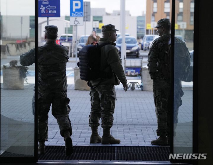 [제슈프=AP/뉴시스] 미국이 동유럽에 파견한 병력 일부가 5일(현지시간) 폴란드 남동부 제슈프 군사기지에 도착했다. 사진은 이날 폴란드 제슈프-야시온카 공항에 도착한 미 육군 장교들의 모습. 2022.02.05