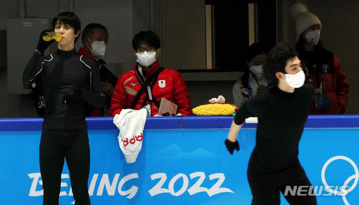 [베이징(중국)=뉴시스] 홍효식 기자 = 2022 베이징동계올림픽 남자 싱글 쇼트프로그램 출전을 앞둔 7일 오후 중국 베이징 캐피탈 실내경기장 인근 피겨 스케이팅 훈련장에서 일본 하뉴 유즈루(왼쪽)가 음료를 마시며 한국 차준환을 바라보고 있다. 2022.02.07. yesphoto@newsis.com