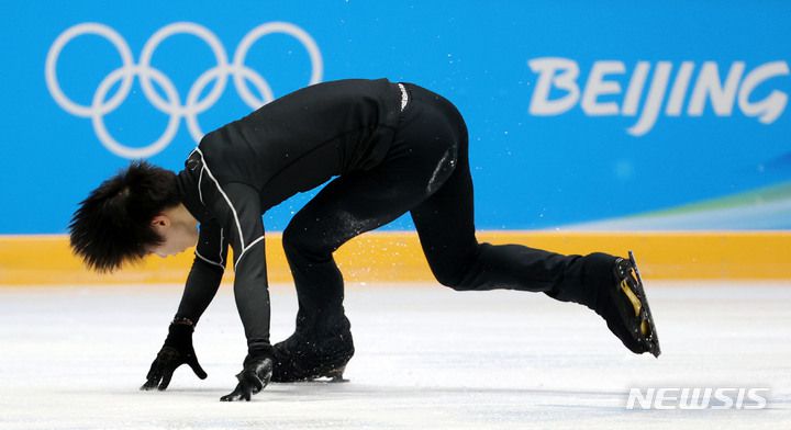 [베이징(중국)=뉴시스] 홍효식 기자 = 2022 베이징동계올림픽 남자 싱글 쇼트프로그램 출전을 앞둔 7일 오후 중국 베이징 캐피탈 실내경기장 인근 피겨 스케이팅 훈련장에서 일본 하뉴 유즈루가 훈련하다 넘어지고 있다. 2022.02.07. yesphoto@newsis.com