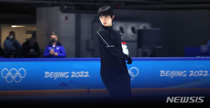 [베이징(중국)=뉴시스] 홍효식 기자 = 2022 베이징동계올림픽 남자 싱글 쇼트프로그램 출전을 앞둔 7일 오후 중국 베이징 캐피탈 실내경기장 인근 피겨 스케이팅 훈련장에서 일본 하뉴 유즈루가 훈련하고 있다. 2022.02.07. yesphoto@newsis.com