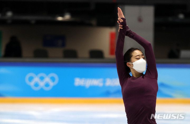 [베이징(중국)=뉴시스] 고범준 기자 = 피겨스케이팅 여자 싱글 유영이 10일 오전 중국 베이징 캐피탈 실내경기장 인근 피겨 트레이닝 링크에서 2022 베이징동계올림픽대회 출전을 앞두고 훈련을 하고 있다. 2022.02.10. bjko@newsis.com