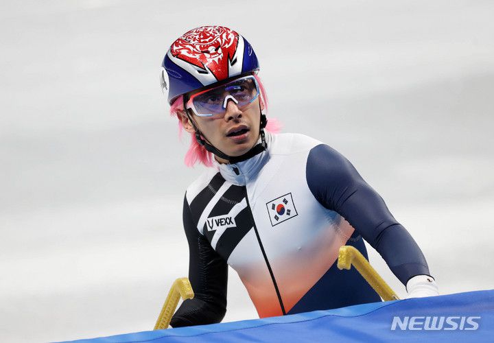 [베이징(중국)=뉴시스] 고범준 기자 = 11일 오후 중국 베이징 캐피털 실내경기장에서 열린 2022 베이징동계올림픽 쇼트트랙 남자 5000m 계주 준결승, 1위로 피니쉬라인을 통과한 한국 곽윤기가 전광판을 바라보고 있다. 2022.02.11. bjko@newsis.com