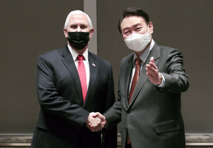 [서울=뉴시스] 최진석 기자 = 윤석열 국민의힘 대선 후보가 13일 서울 송파구 한 호텔에서 마이크 펜스 전 미국 부통령과 기념촬영을 하고 있다. (사진=국민의힘 제공) 2022.02.13. photo@newsis.com *재판매 및 DB 금지