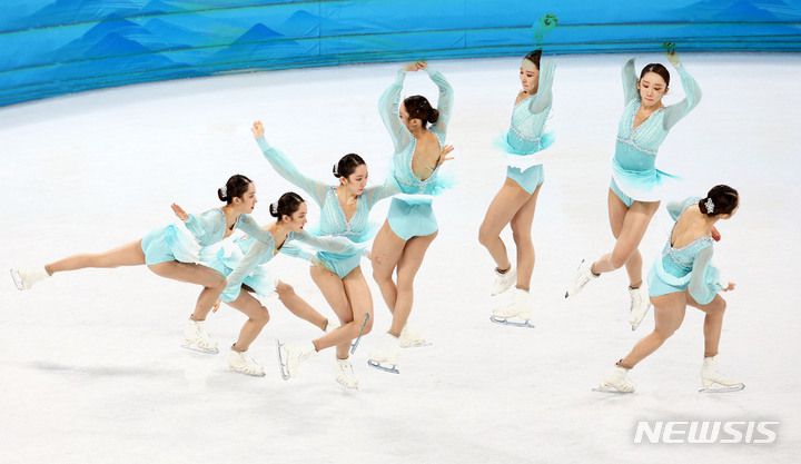 [베이징(중국)=뉴시스] 홍효식 기자 = 15일 중국 베이징 캐피털 실내경기장에서 열린 피겨 스케이팅 여자 싱글 쇼트 프로그램에서 한국 김예림이 연기하고 있다. (레이어 합성) 2022.02.15. yesphoto@newsis.com