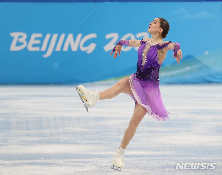 [베이징(중국)=뉴시스] 고범준 기자 = 15일 중국 베이징 캐피털 실내경기장에서 열린 피겨 스케이팅 여자 싱글 쇼트 프로그램 경기, 금지약물을 복용했다가 적발된 러시아올림픽위원회(ROC) 카밀라 발리예바가 열연하고 있다. 2022.02.15. bjko@newsis.com