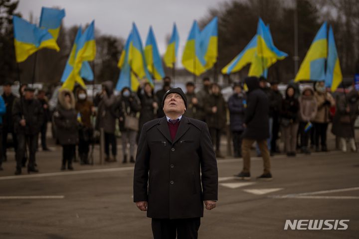 [오데사=AP/뉴시스] 16일(현지시간) 우크라이나 오데사에서 '단결의 날'을 기념하는 주민들이 모여 우크라이나 국기를 들고 있다. 볼로디미르 젤렌스키 우크라이나 대통령은 미국이 예상한 러시아 침공일인 16일을 '단결의 날'로 선포했다. 2022.02.17.