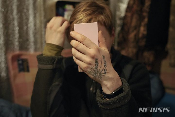 [포파스나=AP/뉴시스] 16일(현지시간) 우크라이나 동부 루한스크주 포파스나 외곽 최전방 진지에서 한 우크라이나군 병사가 거울을 보며 매무새를 다듬고 있다. 나토(NATO·북대서양조약기구)는 러시아의 병력 일부 철수 주장에도 러시아가 우크라이나 접경에서 철수하지 않았다고 밝혔다. 2022.02.17.