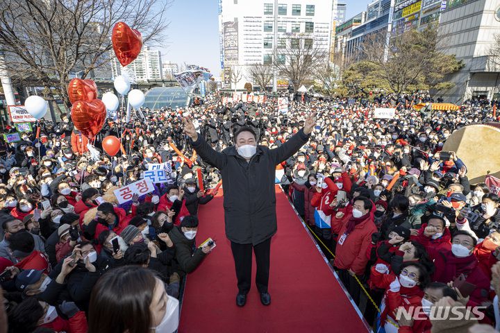 [서울=뉴시스] 국회사진기자단 = 윤석열 국민의힘 대선 후보가 17일 경기도 성남 분당구 야탑역 앞에서 지지를 호소하고 있다. 2022.02.17. photo@newsis.com
