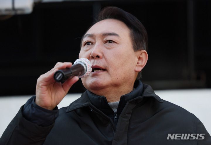 [서울=뉴시스] 국회사진기자단 = 윤석열 국민의힘 대선 후보가 17일 서울 송파구 석촌호수 서호 인근 사거리에서 유권자들을 향해 지지를 호소하고 있다. 2022.02.17. photo@newsis.com