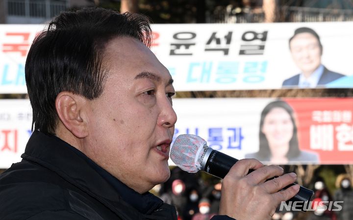 [서울=뉴시스] 국회사진기자단 = 윤석열 국민의힘 대선 후보가 17일 서울 송파구 석촌호수 서호 인근 사거리에서 유권자들을 향해 지지를 호소하고 있다. 2022.02.17. photo@newsis.com