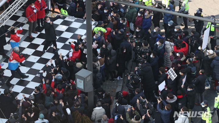 [서울=뉴시스] 국회사진기자단 = 윤석열 국민의힘 대선 후보가 17일 서울 송파구 석촌호수 서호 인근 사거리에서 유권자들을 향해 지지를 호소하고 있다. 2022.02.17. photo@newsis.com