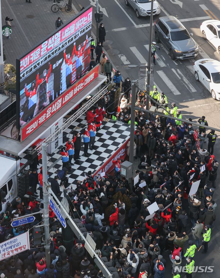 [서울=뉴시스] 국회사진기자단 = 윤석열 국민의힘 대선 후보가 17일 서울 송파구 석촌호수 서호 인근 사거리에서 유권자들을 향해 지지를 호소하고 있다. 2022.02.17. photo@newsis.com