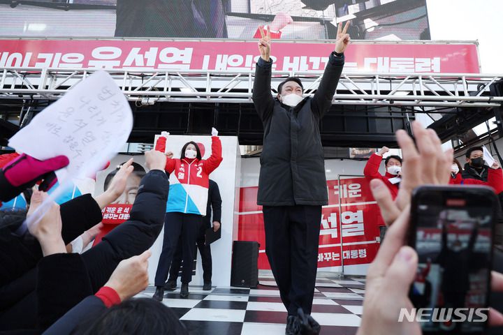 [서울=뉴시스] 국회사진기자단 = 윤석열 국민의힘 대선 후보가 17일 서울 송파구 석촌호수 서호 인근 사거리에서 유권자들을 향해 지지를 호소하고 있다. 2022.02.17. photo@newsis.com