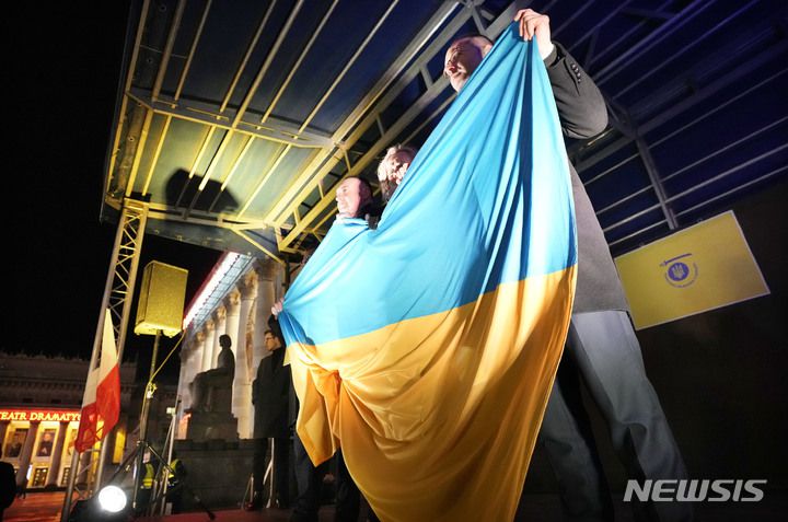 [바르샤바=AP/뉴시스] 17일(현지시간) 폴란드 바르샤바에서 시민들이 이웃 국가인 우크라이나 국기를 들고 우크라이나 지지 집회에 참석하고 있다. 폴란드는 러시아의 침공 우려가 있는 우크라이나에 연대를 표명하고 있다. 2022.02.18.