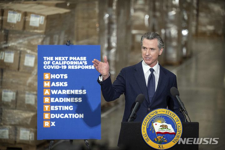 [업랜드=AP/뉴시스]참사 수준의 대선후보 TV토론 이후 미국 정계에서 조 바이든 대통령을 대체할 잠재 후보군에 이목이 쏠린다.  사진은 개빈 뉴섬 미 캘리포니아 주지사가 2022년 2월17일 캘리포니아 업랜드에서 기자회견하는 모습. 2024.07.01.