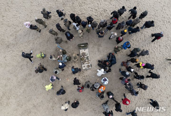 [키예프=AP/뉴시스] 20일(현지시간) 우크라이나 키예프의 한 공원에 모인 민간인들이 무기 다루는 법을 배우고 있다. 러시아가 우크라이나 동부 돈바스 지역의 상황 악화를 구실로 20일 종료 예정이던 벨라루스와의 합동 군사훈련을 연장해 우크라이나 침공에 대한 긴장이 고조되고 있다. 2022.02.21.