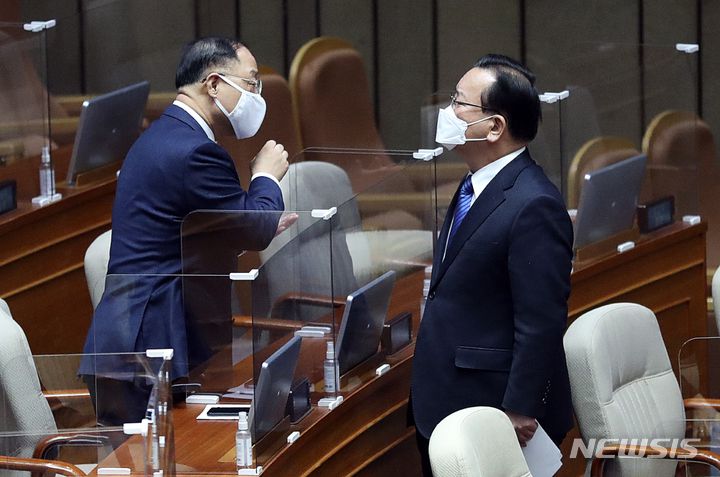 [서울=뉴시스] 최진석 기자 =  김부겸 국무총리와 홍남기 경제부총리 겸 기획재정부 장관이 21일 서울 여의도 국회에서 추경안 처리가 예정된 제393회국회(임시회) 제3차 본회의에 앞서 대화를 나누고 있다.  2022.02.21. myjs@newsis.com