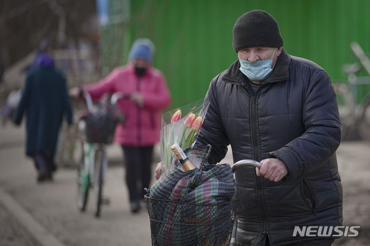 [스타니차 루한스카=AP/뉴시스] 22일(현지시간) 우크라이나 동부 루한스크주 스타니차 루한스카에서 주민들이 친 러시아 분리주의자들의 통제 지역으로 통행하고 있다. 러시아 상원은 블라디미르 푸틴 대통령의 러시아 영토 밖 군대 주둔 요청을 참석 의원 153명 만장일치로 승인했다.  2022.02.23.