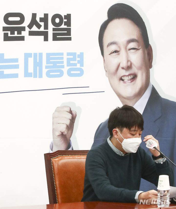 [서울=뉴시스] 최진석 기자 = 이준석 국민의힘 대표가 23일 국회에서 열린 긴급기자회견에서 마스크를 만지고 있다. (공동취재사진) 2022.02.23. photo@newsis.com