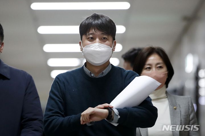 [서울=뉴시스] 최진석 기자 = 이준석 국민의힘 대표가 23일 오후 서울 여의도 국회에서 이태규 국민의당 총괄본부장이 앞서 밝힌 '합당 제안' 관련 긴급 기자회견을 위해 발걸음을 옮기고 있다.앞서 이태규 국민의당 총괄본부장은 이날 오후 여의도 국회에서 2월 초 안철수 대선 후보의 사퇴를 조건으로 이준석 국민의힘 대표로부터 합당 제안을 받았다고 기자회견을 통해 밝혔다. (공동취재사진) 2022.02.23. photo@newsis.com