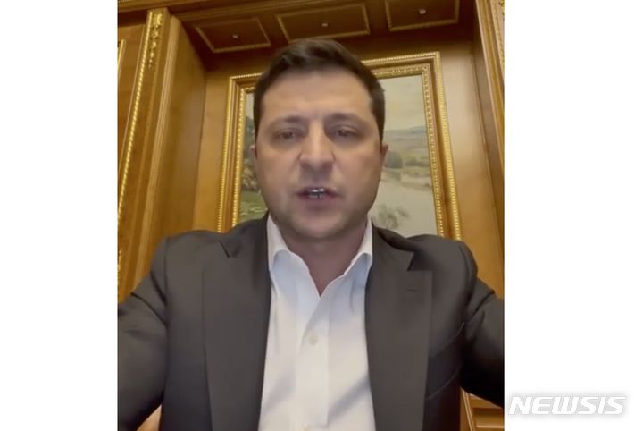 [키예프=AP/뉴시스] 우크라이나 대통령 공보실이 제공한 영상 사진에 볼로디미르 젤렌스키 우크라이나 대통령이 24일(현지시간) 키예프에서 대국민 연설을 하고 있다. 2022.02.25.