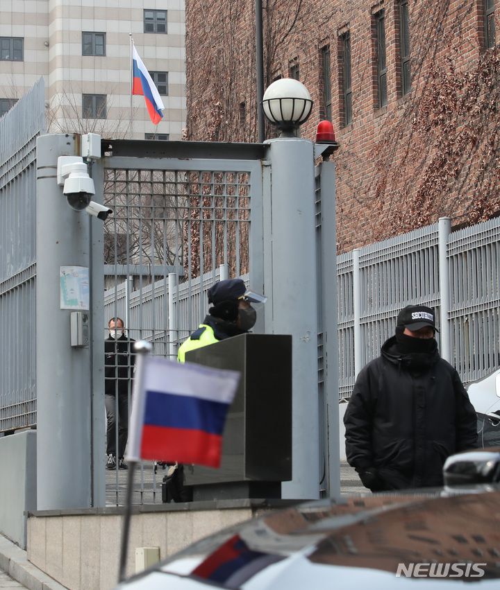 [서울=뉴시스] 조수정 기자 = 러시아가 우크라이나를 침공한 가운데 25일 서울 중구 정동 주한러시아대사관에서 대사 차량이 나서고 있다.  2022.02.25. chocrystal@newsis.com